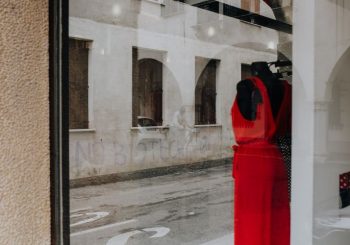 Почему дизайнерские платья так дороги